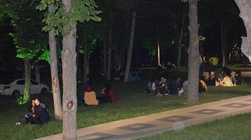 Parklar Ramazanda Dolup Taşıyor