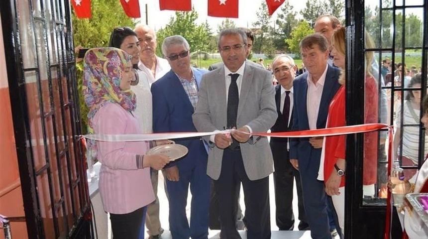 El Emekleri G&ouml;r&uuml;c&uuml;ye &Ccedil;ıktı