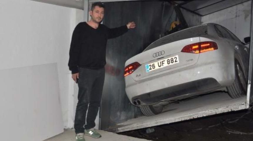 Otomobilini 1 Yıldır Apartman Asans&ouml;r&uuml;nden &Ccedil;ıkaramıyor