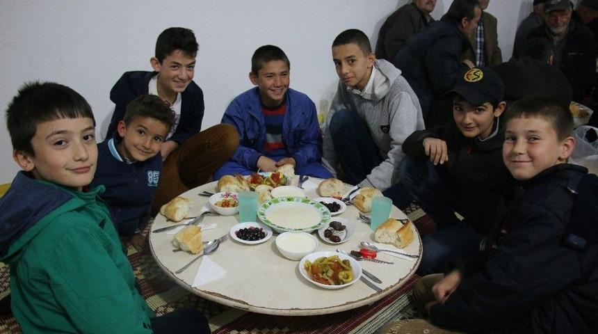 Ge&ccedil;mişten Geleceğe Aynı Sofrada İftar Yapıyorlar