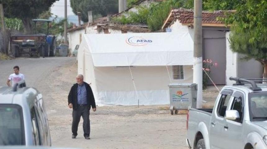 Manisa'da Deprem Korkutuyor; Halk Geceyi &Ccedil;adırlarda Ge&ccedil;irdi