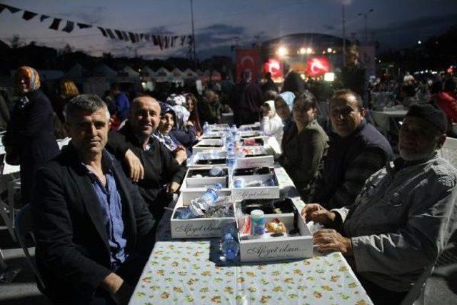 Bağcılardaki Iftar Sofrasında 5 Bin Kişi Buluştu