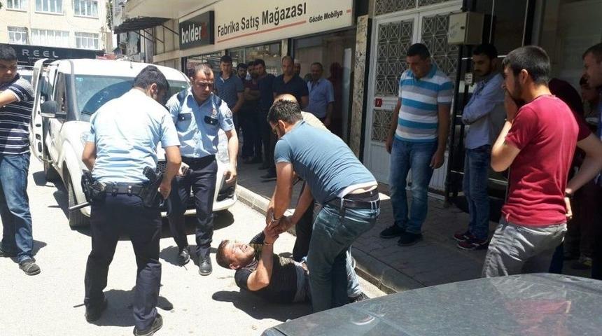 Polise Bı&ccedil;aklı Saldırı: 2 Yaralı