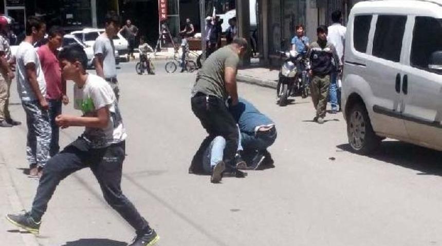 Hırsızlıktan Aranan Şüpheli Polisi Bıçakladı