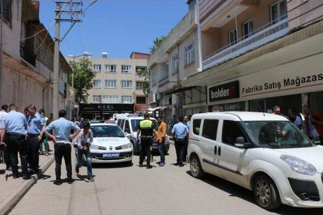 Hırsızlıktan Aranan Şüpheli Polisi Bıçakladı