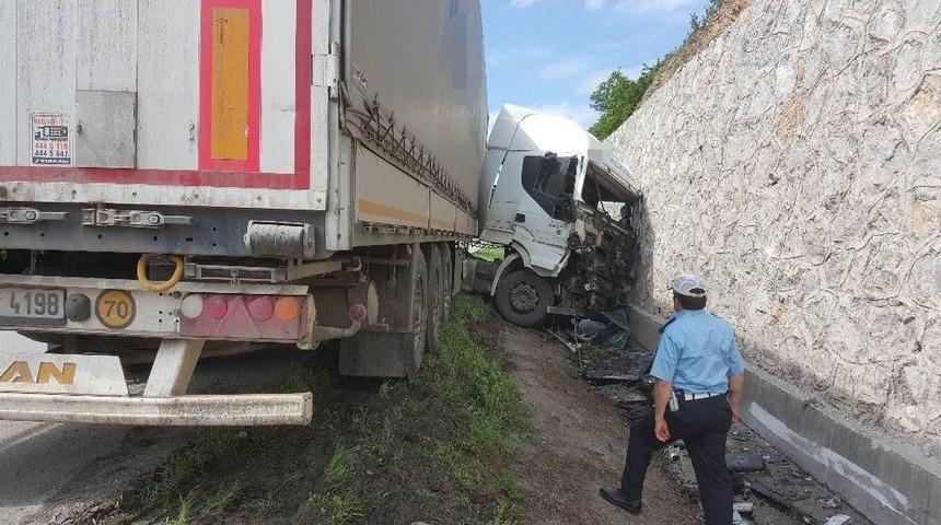 Samsun&rsquo;da Tır Duvara &Ccedil;arptı: 1 Yaralı