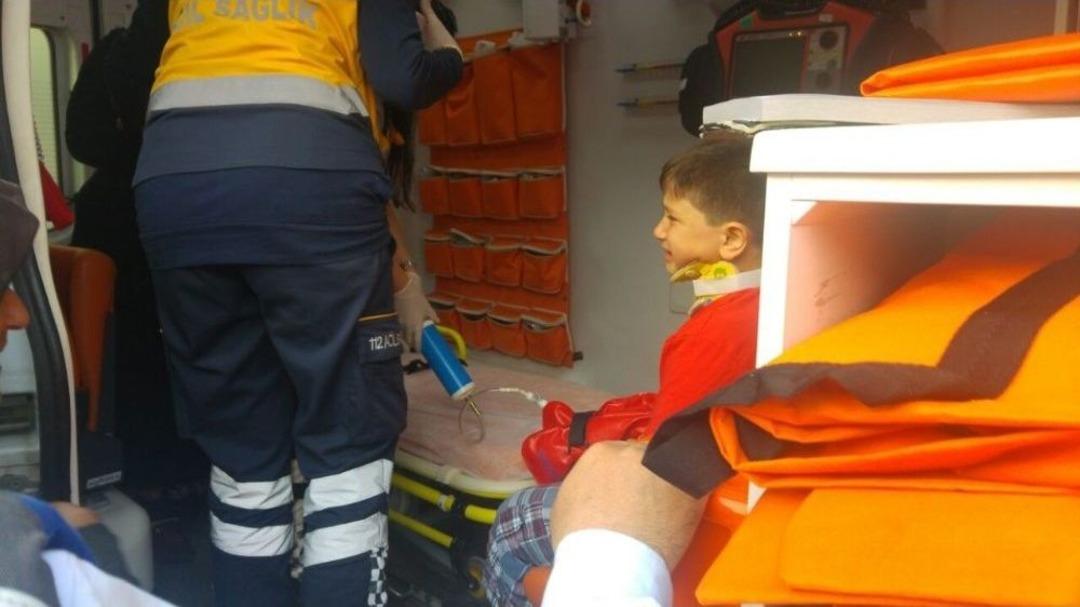 Bisikletle Gezen 3 &Ccedil;ocuk Kamyonete &Ccedil;arptı