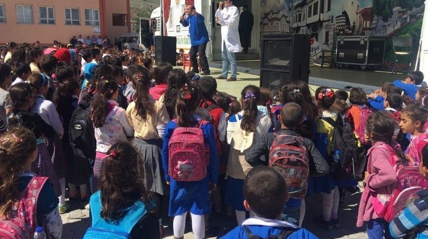 Seyyah Tiyatro Tırı İl&ccedil;eleri Gezdi