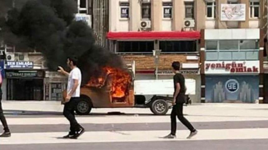 Kamyonetini Benzin D&ouml;k&uuml;p Yaktı