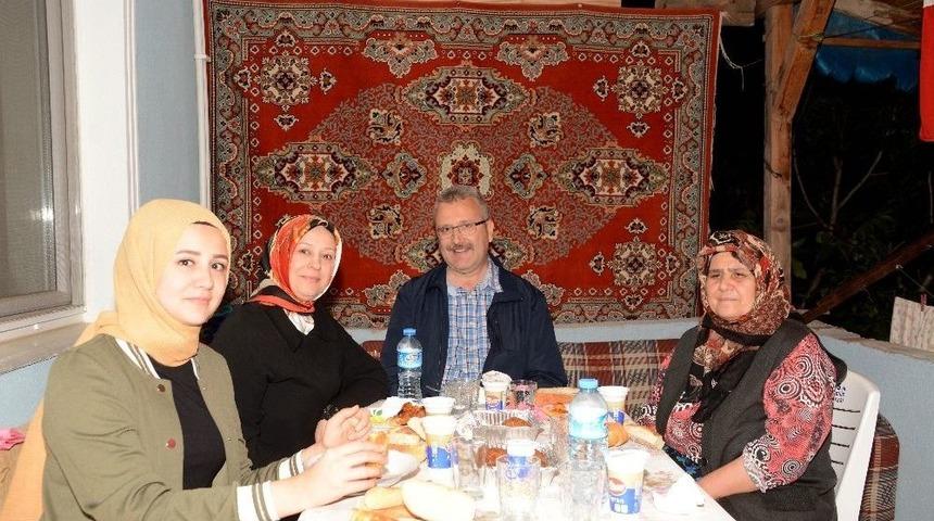 Başkan &Ouml;zkan İlk İftarı Şehit Ailesinin Evinde Yaptı