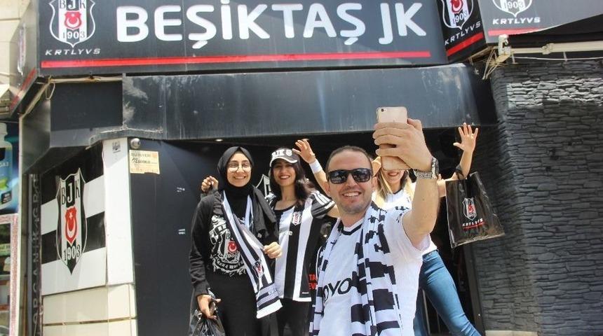 3. Yıldız &Ouml;ncesi Beşiktaş Taraftarı 2 Yıldızlı Formalara Akın Etti