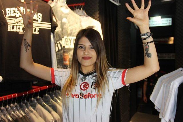 3. Yıldız Öncesi Beşiktaş Taraftarı 2 Yıldızlı Formalara Akın Etti