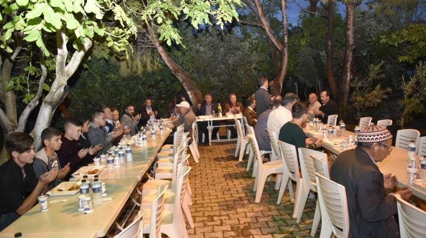 Başkan &Ccedil;er&ccedil;i İlk İftarını Uzunburunlu Vatandaşlarla A&ccedil;tı