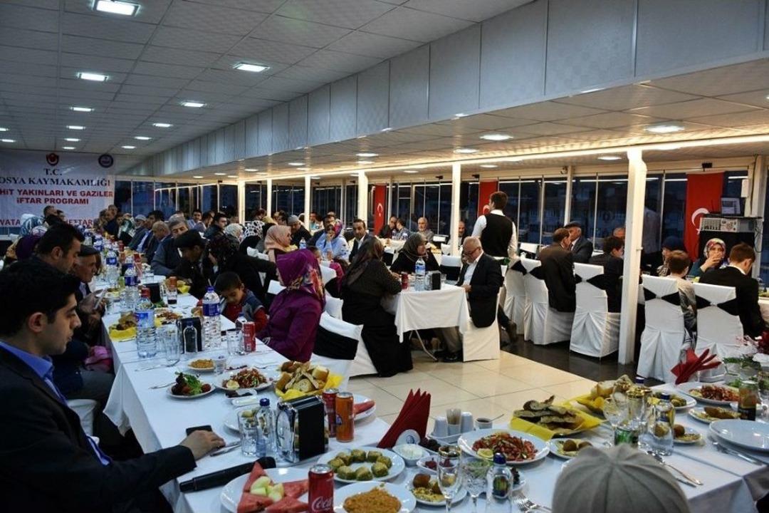 Vali Karadeniz, İlk İftarını Şehit Yakınları İle A&ccedil;tı