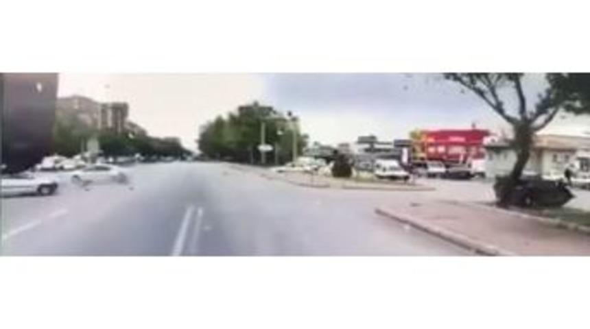 Kırmızı Işıkta Meydana Gelen Kaza Ara&ccedil; Kamerasına Yansıdı