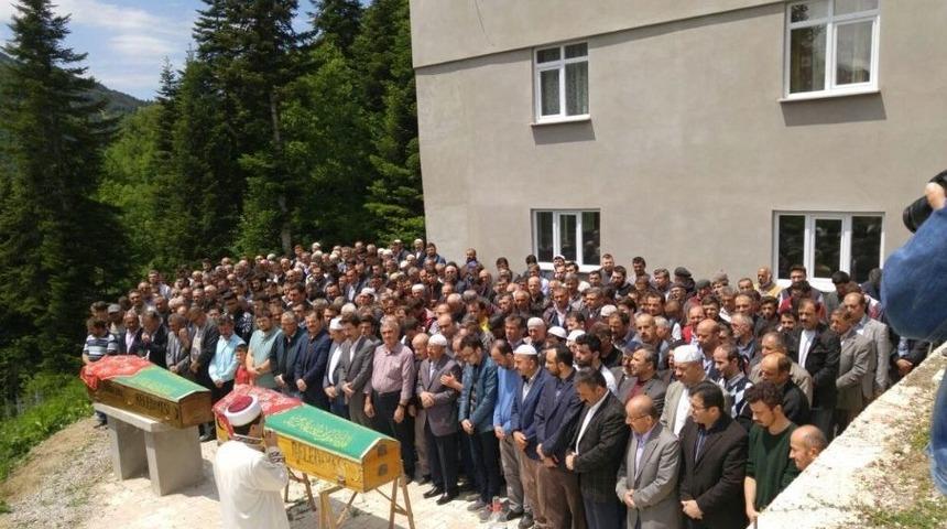 Kazada Hayatlarını Kaybeden Kuzenler Yan Yana Toprağa Verildi