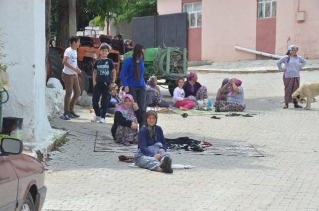 Manisa'da Deprem Korkutuyor; Halk Geceyi Çadırlarda Geçirdi (3)