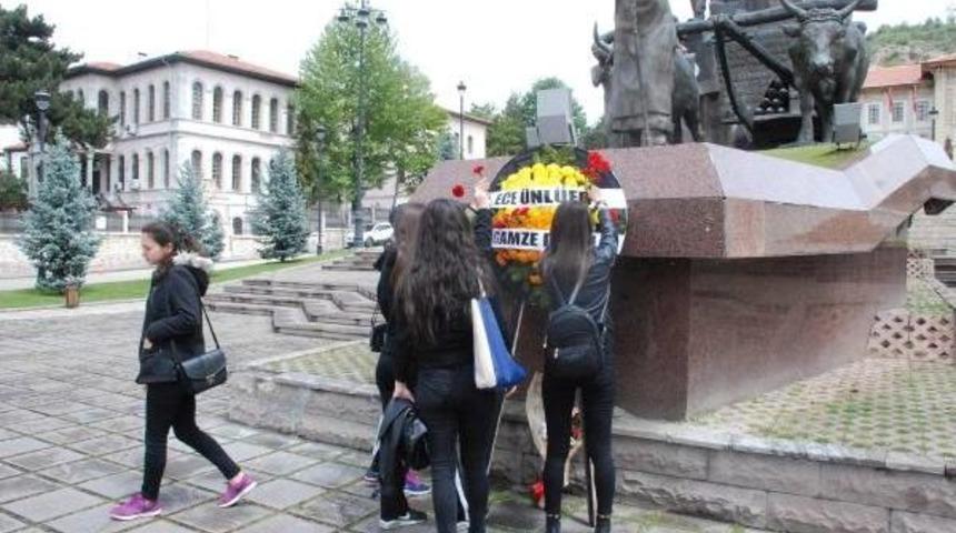 Otobüs Kazasında Ölen Arkadaşları Için Çelenk Bıraktılar