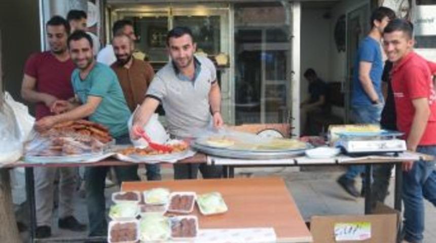 Silopi&rsquo;de İşlek Caddelerde &Ccedil;iğk&ouml;fte Ve Tatlı Satışı