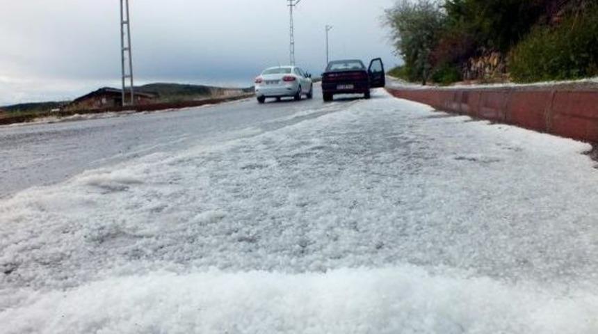 Yozgat’Ta Dolu Kent Merkezini Beyaza Bürüdü