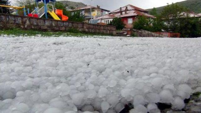 Yozgat’Ta Dolu Kent Merkezini Beyaza Bürüdü