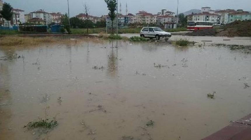 Çorum'da Sağanak Yağmur Su Baskınlarına Neden Oldu