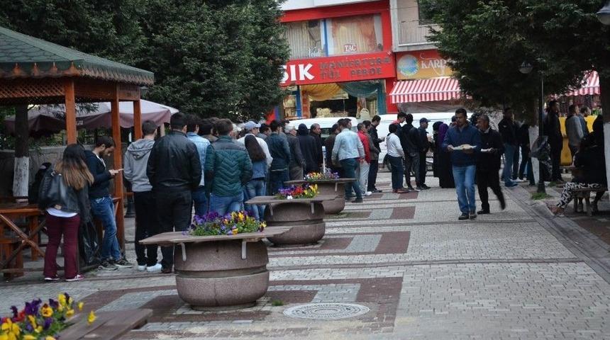 Boz&uuml;y&uuml;k Belediyesi İftar &Ccedil;adırında İlk Oru&ccedil;lar A&ccedil;ıldı
