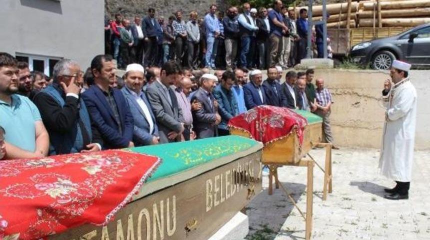 Otob&uuml;s Kazasında &Ouml;len &Ouml;ğrenciler I&ccedil;in &Ccedil;elenk Bıraktılar (2)