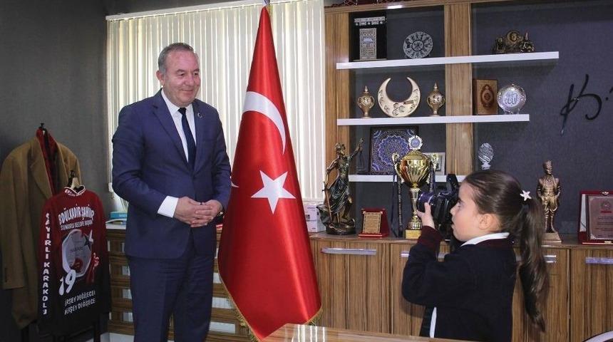 Fotoğraf Tutukunu Yaren Başkan Şahiner&rsquo;in Fotoğraflarını &Ccedil;ekti