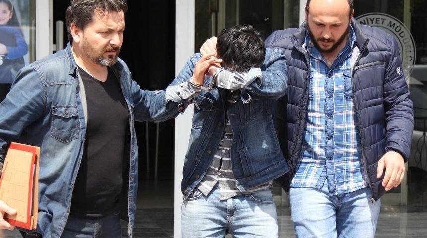 Yolcu Otob&uuml;s&uuml;nden İnerken Uyuşturucu Haplarla Yakalandı