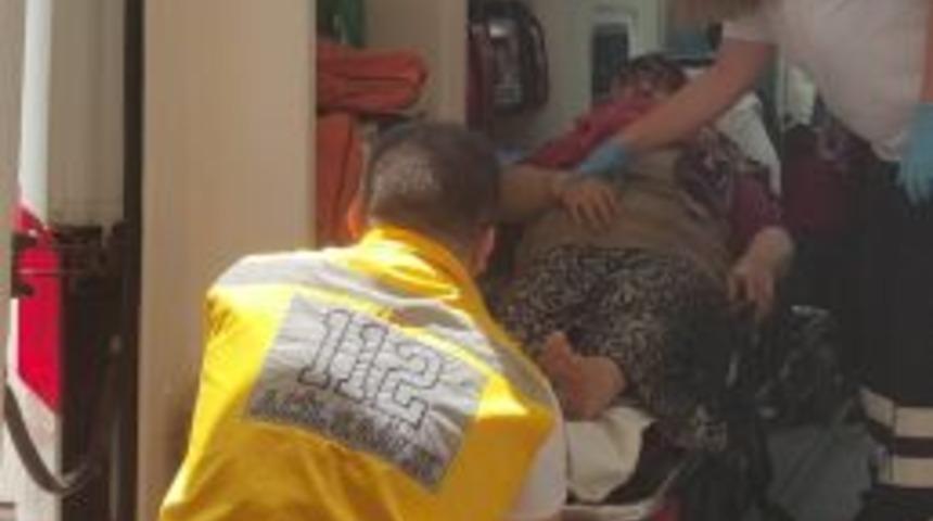 Boya Yapmak İ&ccedil;in &Ccedil;ıktığı Merdivenden D&uuml;şen Kadın Hastanelik Oldu