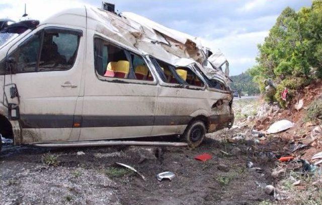 Akseki'de Tur Minibüsü Devrildi: 3 Rus Yaralı