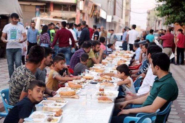 Silopi'de Belediyeden Sokakta Iftar Sofrası