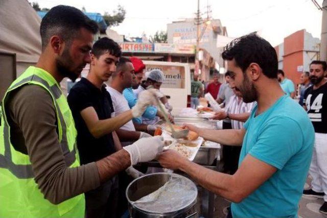 Silopi'de Belediyeden Sokakta Iftar Sofrası