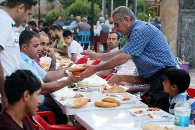 Silopi'de Belediyeden Sokakta Iftar Sofrası