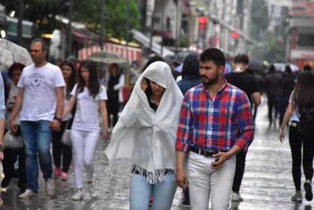 Sağanak Yağmur İzmirliler'i Hazırlıksız Yakaladı