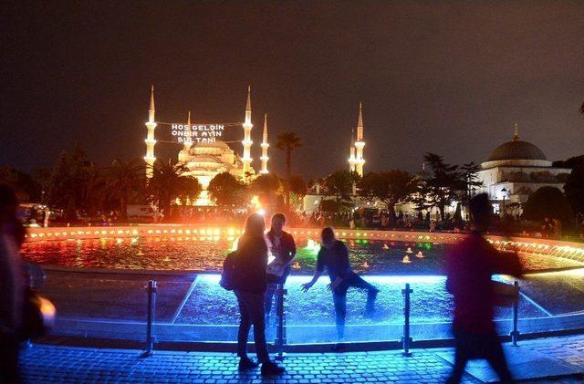 İstanbul’un Minareleri Mahyalarla Süslendi