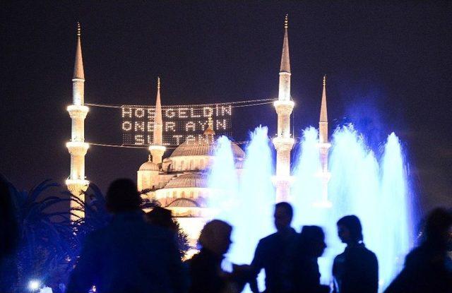 İstanbul’un Minareleri Mahyalarla Süslendi