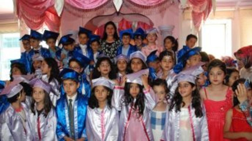 Minik &Ouml;ğrencilerden Mezuniyet Coşkusu