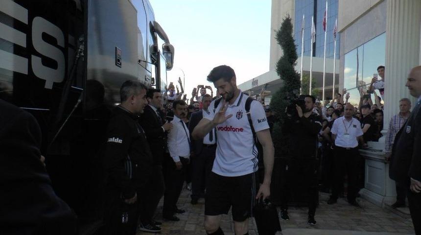 Beşiktaş, Stada Doğru Yola &Ccedil;ıktı