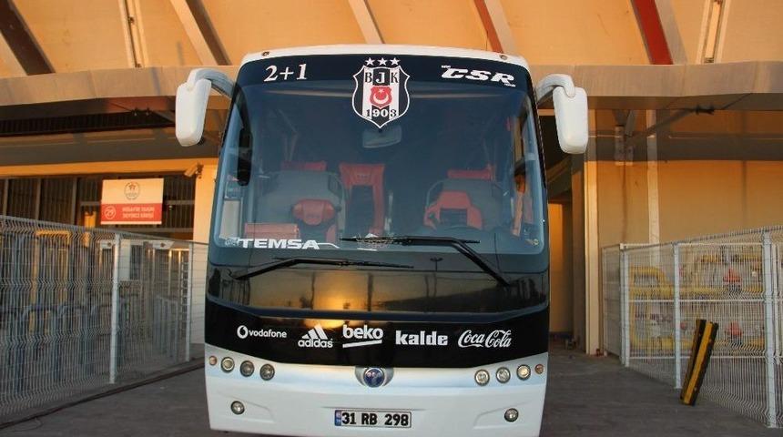 Beşiktaş&rsquo;ın 3 Yıldızlı Takım Otob&uuml;s&uuml; Ma&ccedil; Sonunu Bekliyor