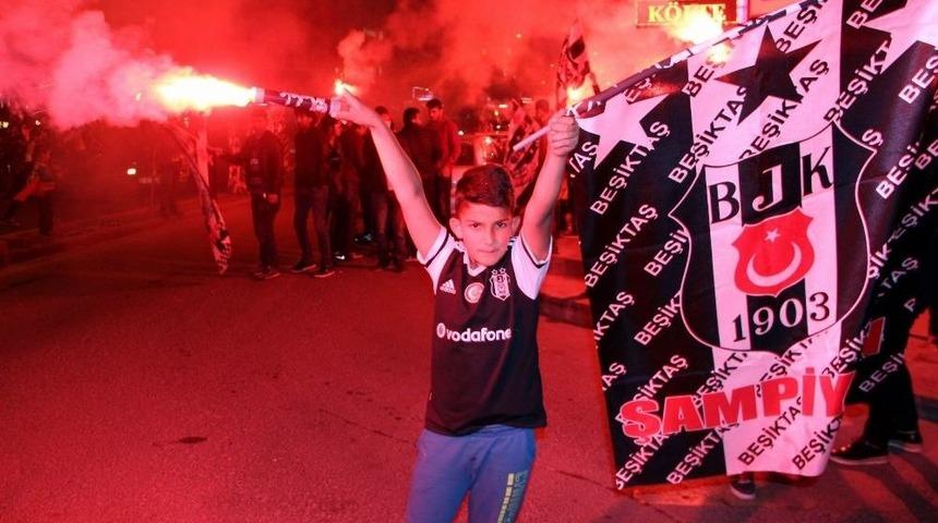 Nevşehir&rsquo;de Binlerce Taraftar Beşiktaş&rsquo;ın Şampiyonluğunu Kutladı