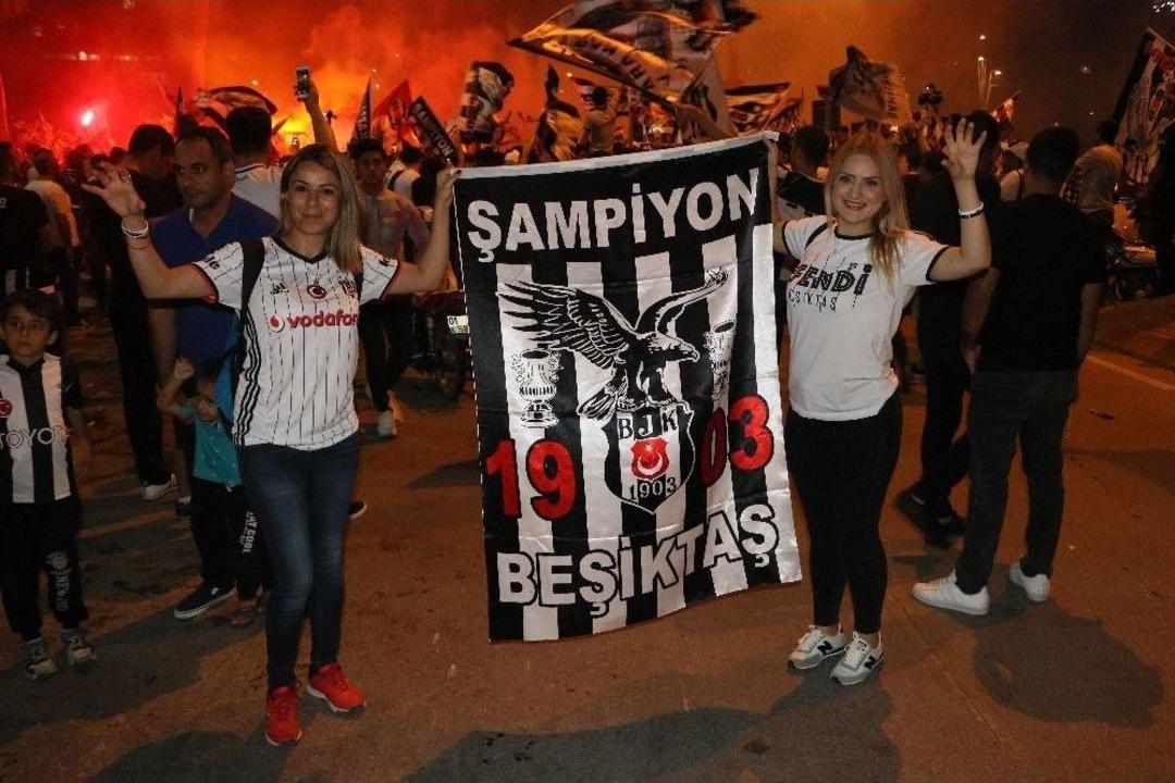 Binlerce Adanalı, Beşiktaş&rsquo;ın Şampiyonluğunu Kutladı