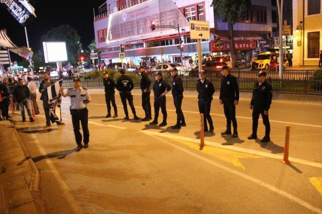 Beşiktaşlılar Şampiyonluğu &Ccedil;evik Kuvvetle Kutladı