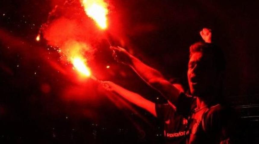 Beşiktaş Taraftarı Polise &lsquo;Siyah-Beyaz&rsquo; &Ccedil;ektirdi