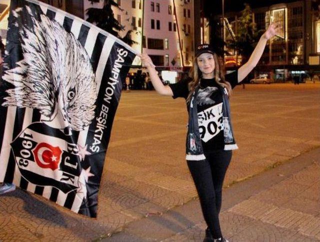 Beşiktaş Taraftarı Polise ‘Siyah-Beyaz’ Çektirdi