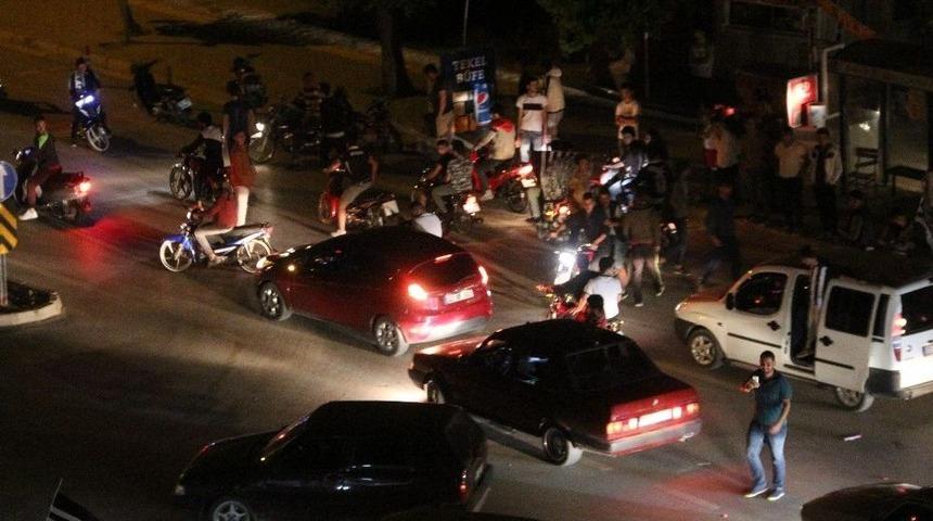 Beşiktaşlılar Mersin&rsquo;i Sokaklara D&ouml;k&uuml;ld&uuml;