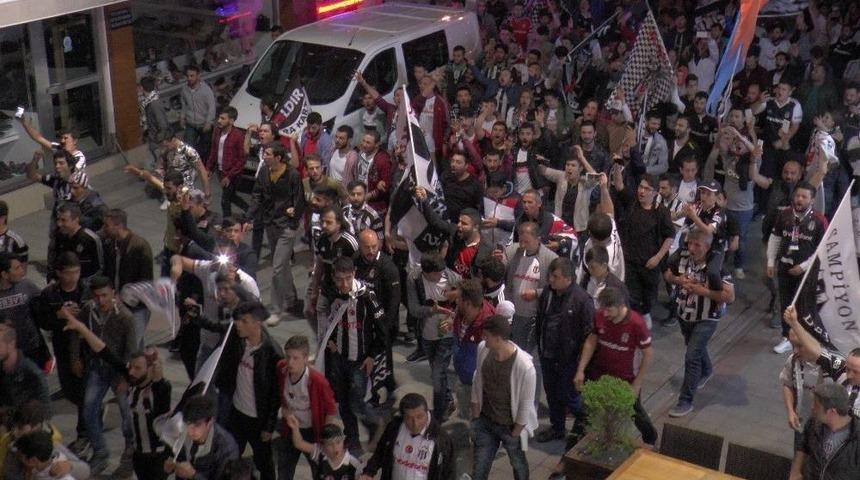 Beşiktaş&rsquo;ın Şampiyonluğu Gebze&rsquo;de Doyasıya Kutlandı