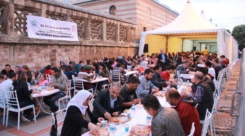 Selimiye&rsquo;nin G&ouml;lgesinde Bin Kişilik İftar