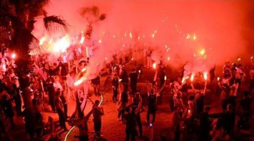 Evlilik Teklifi Ile Şampiyonluk Coşkusunu Ikiye Katladılar